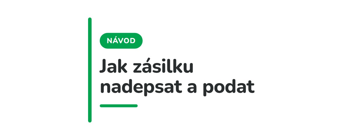 Zabalená kartonová krabice s adresním štítkem připravená k podání na poště