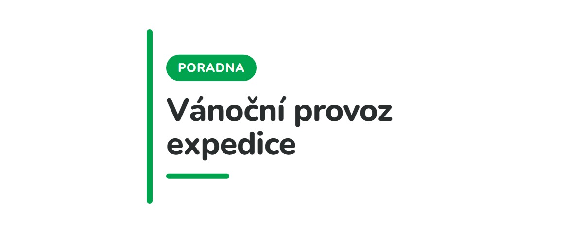 Balič lepí pásku na kartonovou krabici na balicím stole během vánoční expedice